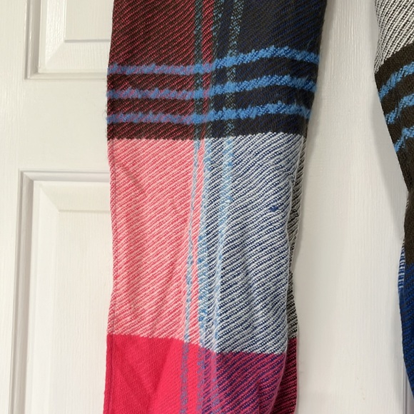 Beautiful Winter Scarf Great Condition - Picture 2 of 8